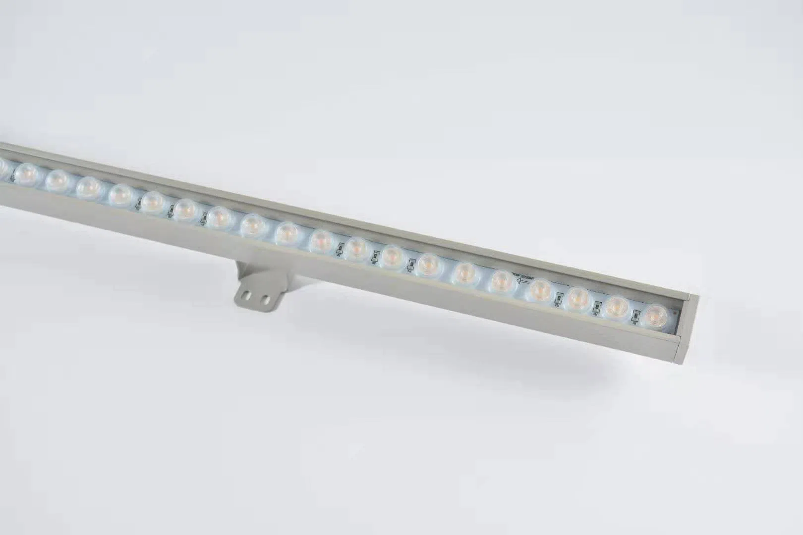 Linear wall washer light